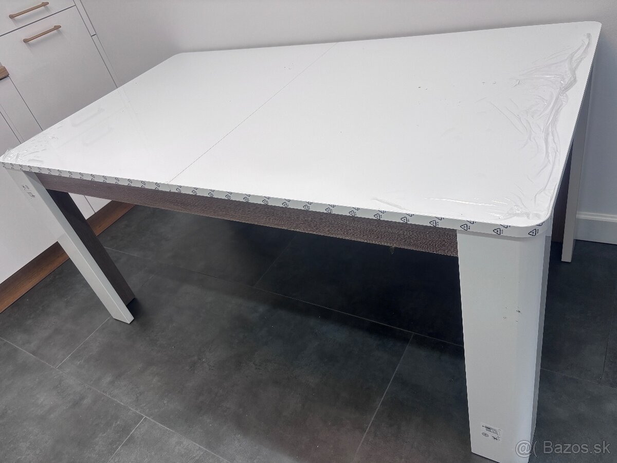 Rozkladací jedalenský stôl