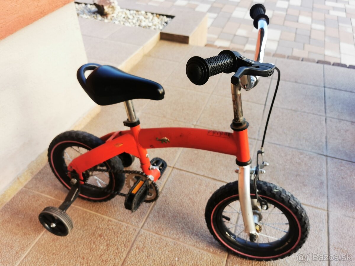 Detský bicykel s pomocnými kolieskami