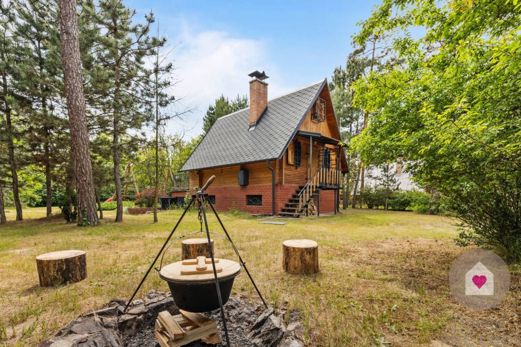 LÁB - PIESKOVŇA - 3 podlažná chata 2 min chôdze od jazera