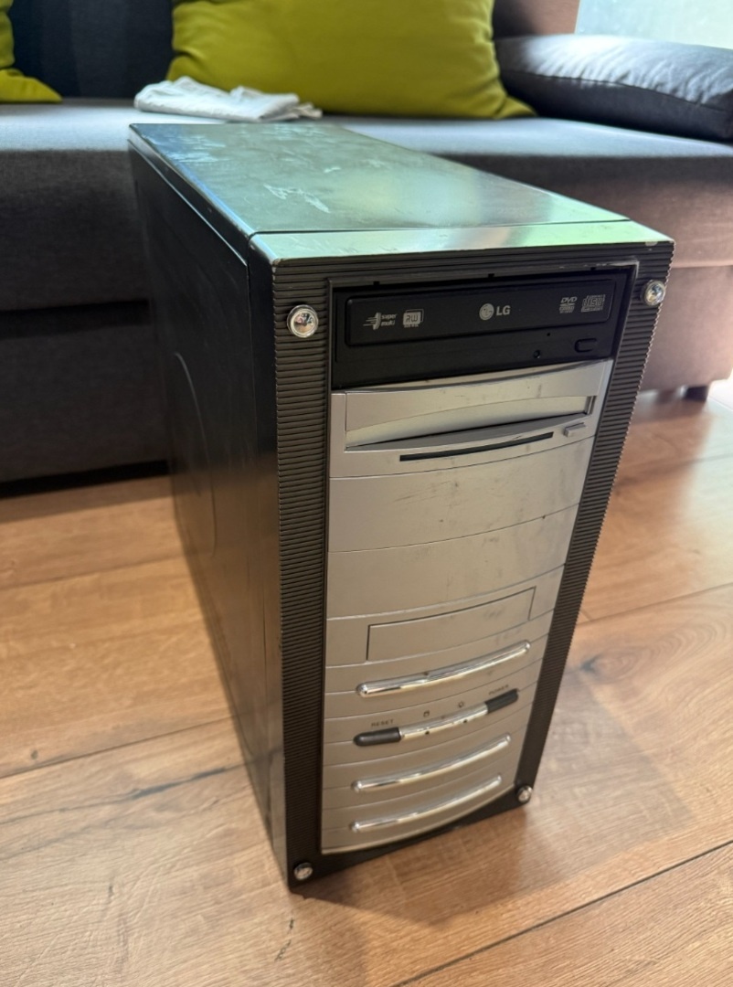 Stolový počítač s Windows XP – ideálny pre staršie programy