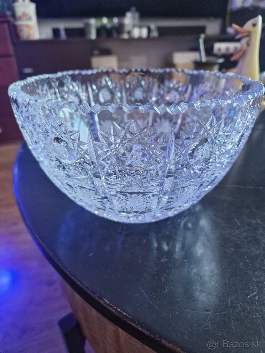 Bohato zdobené kryštálova mysa