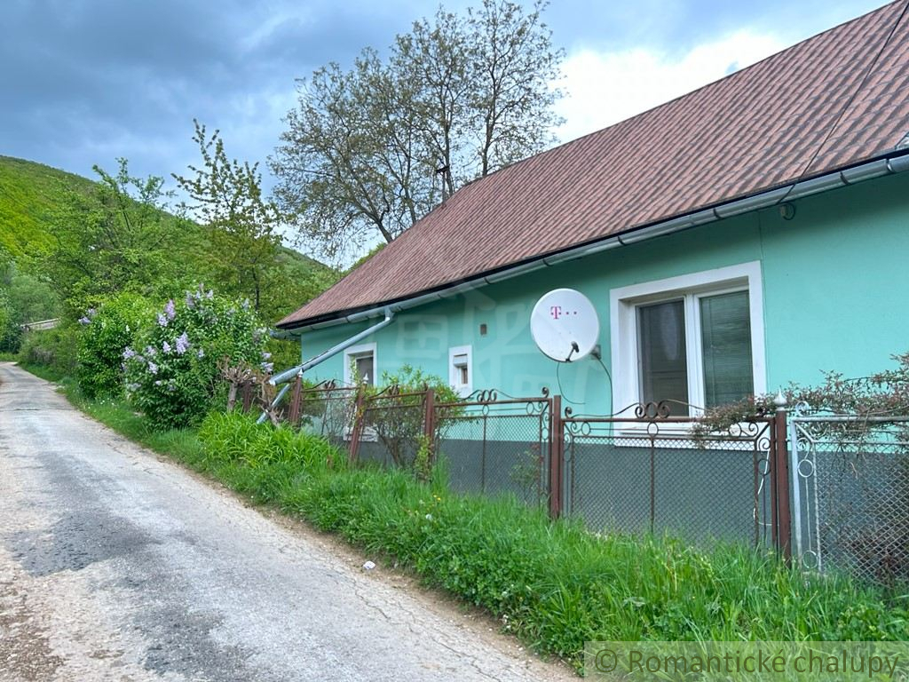 Vidiecky dom pod lesom v obci Rožňavské Bystré