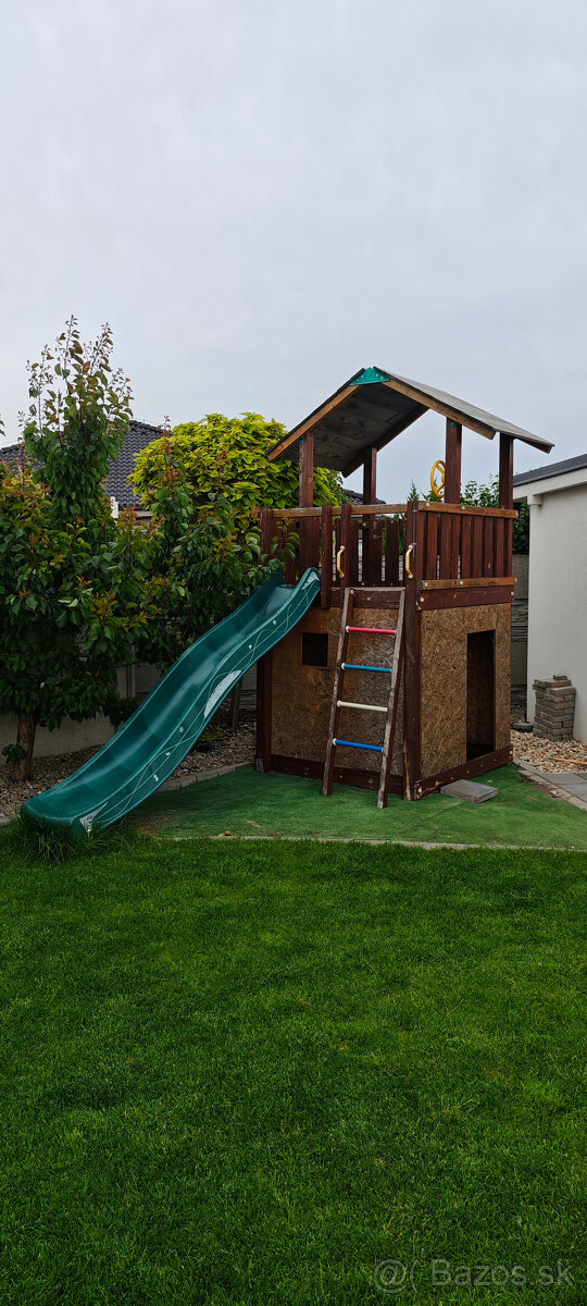 Detsky domcek so smyklavkou Jungle Gym Chalet