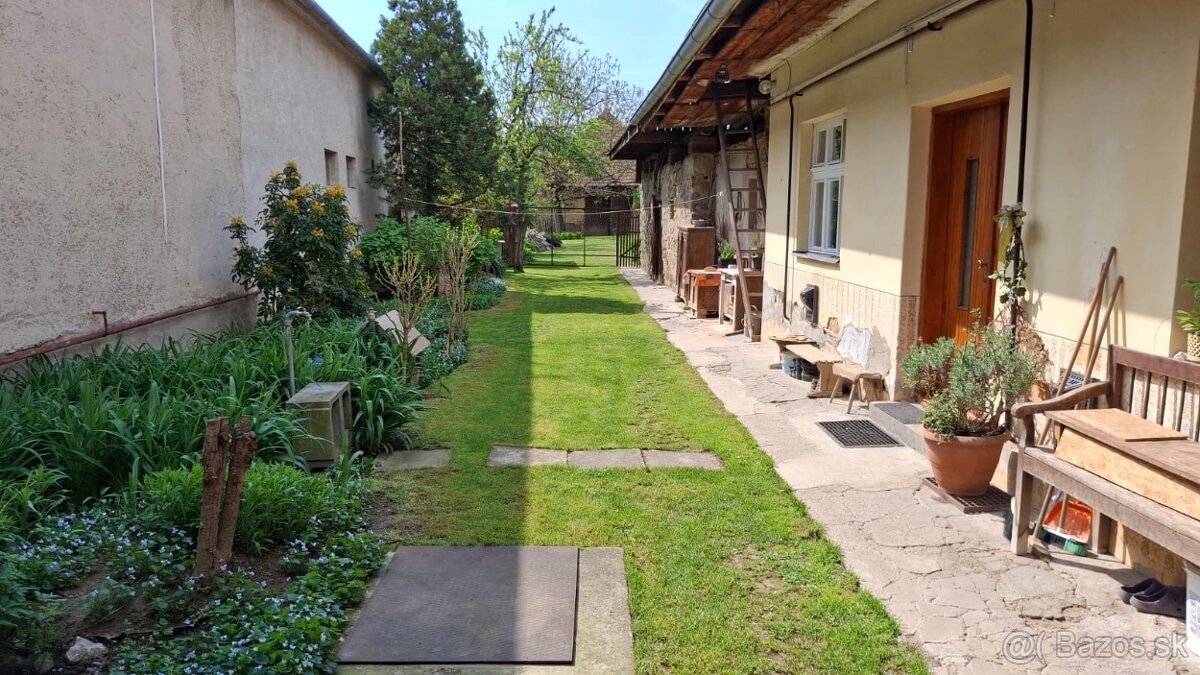 NEPREHLIADNITE -rodinný dom s veľkým pozemkom a stodolou