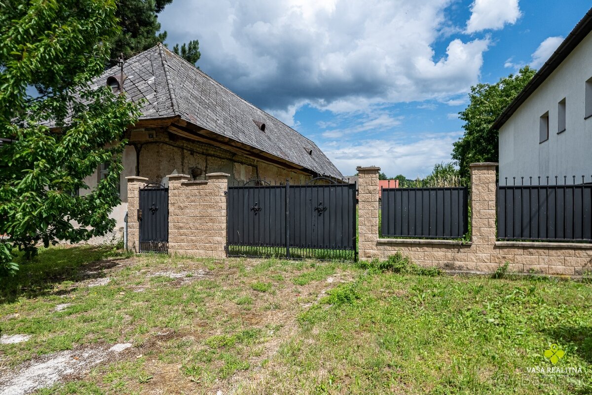 KRÁSNY POZEMOK SO STARŠÍM RODINNÝM DOMOM - POLUVSIE