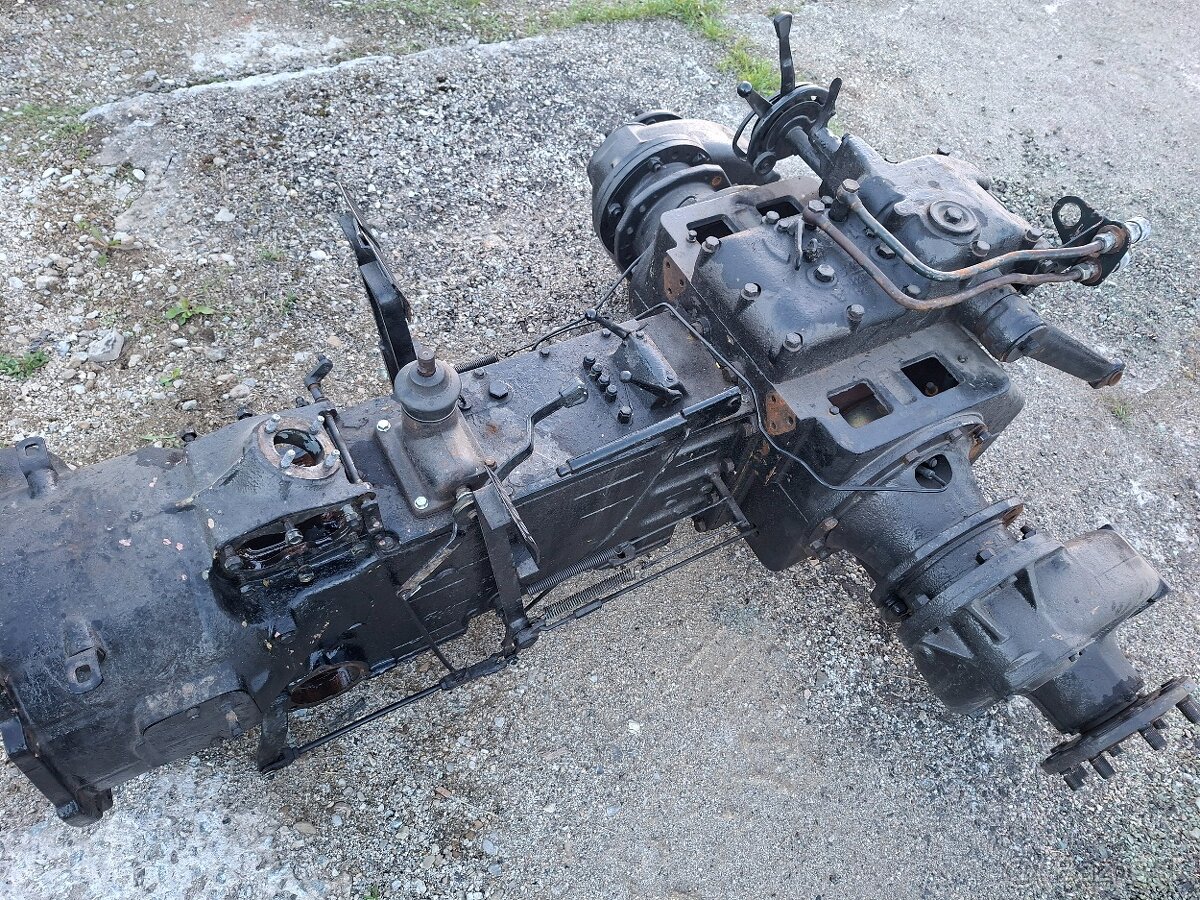 PREDAM ZADNU CAST,PREVODOVKA+DIFERAK TRAKTOR ZETOR