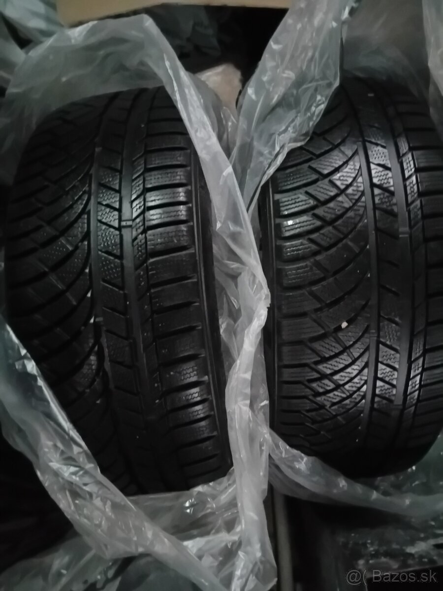 245/45R19 102V