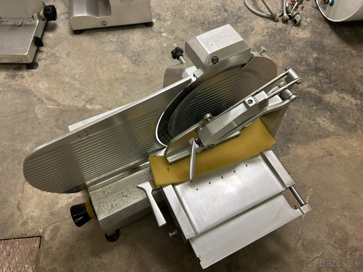 Predám nárezový stroj.