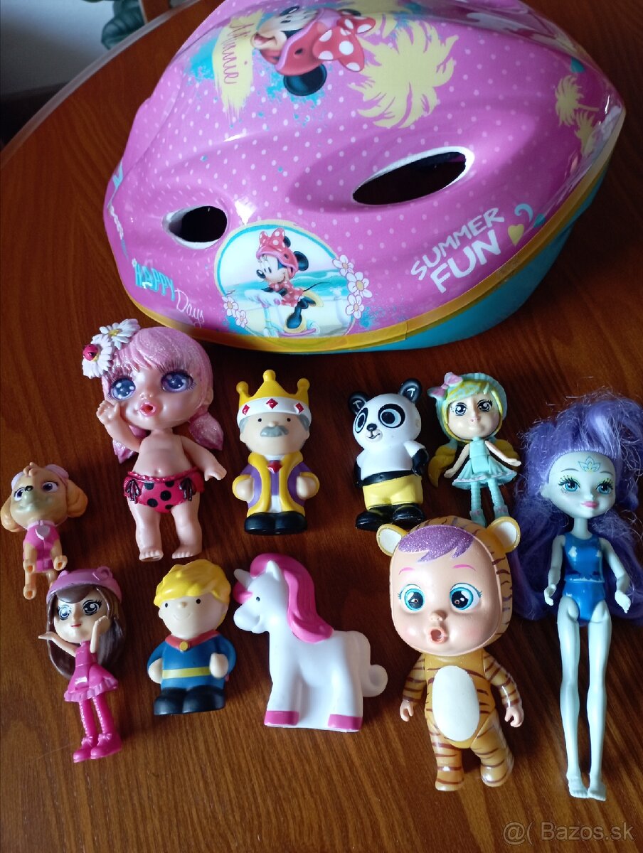 Detská prilba s figúrkami na hranie.