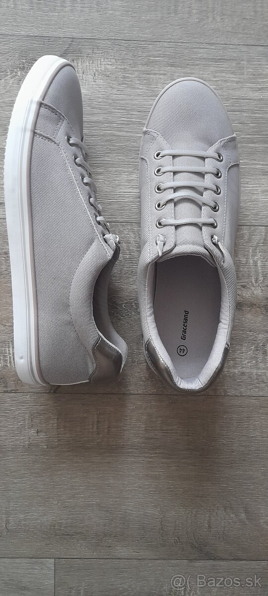 Predám dámsku nenosenú obuv.