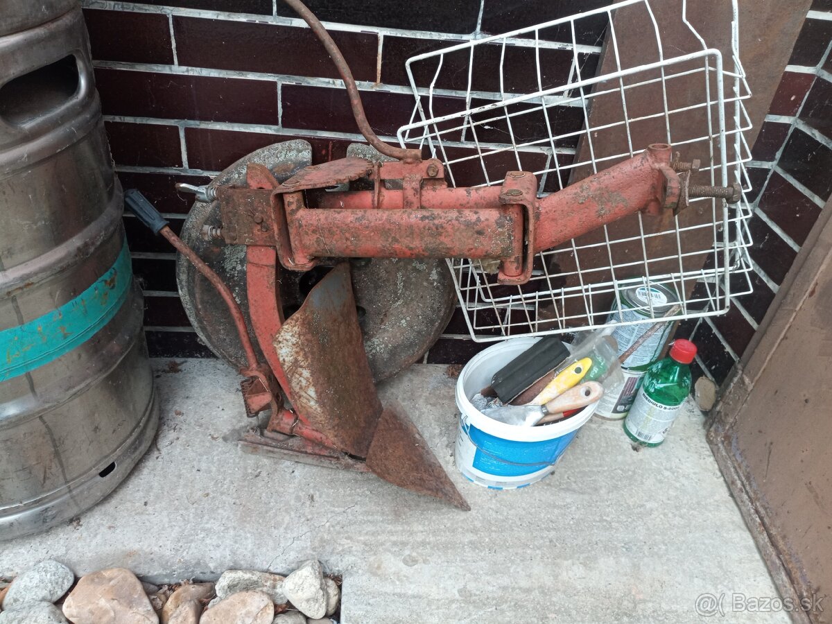 Pluh k malotraktoru vyosovaci