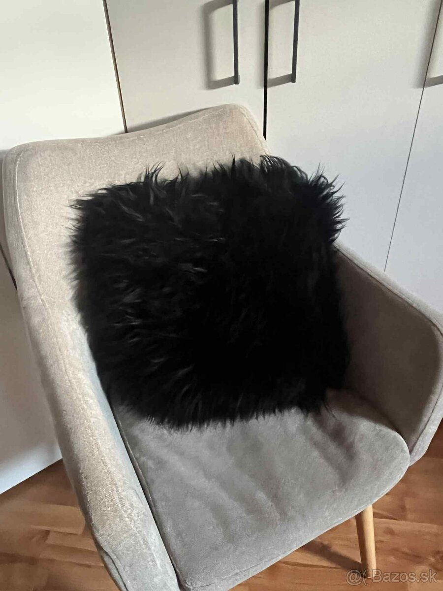Vankuš z ovčej kožušiny