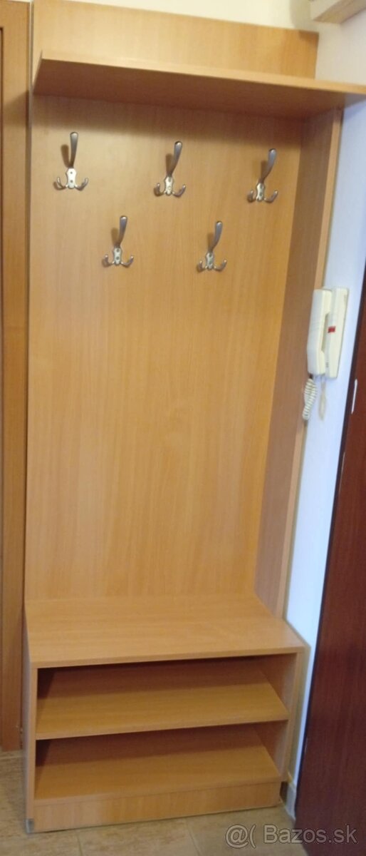 Vešiaková stena do predsiene
