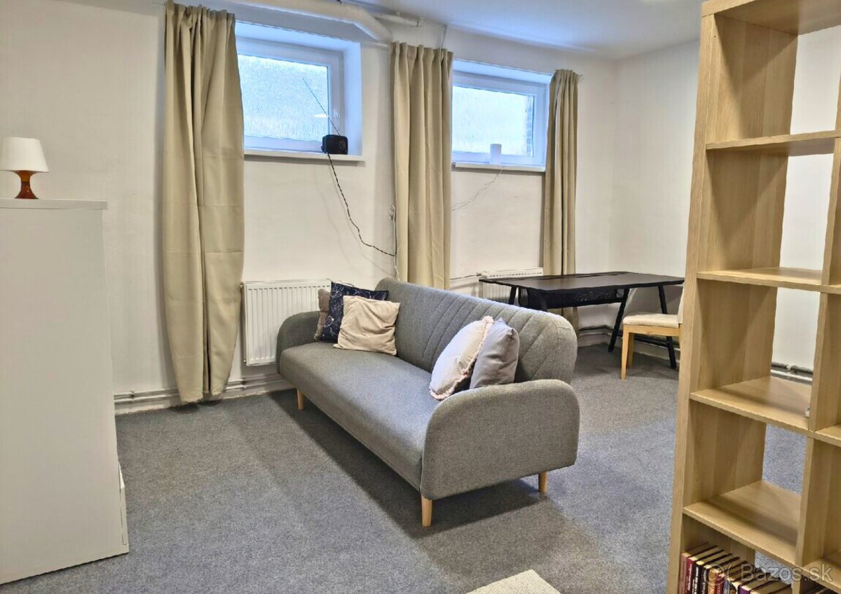 Prenájom veľkometrážna garsonka (70 m²) v Ilave.