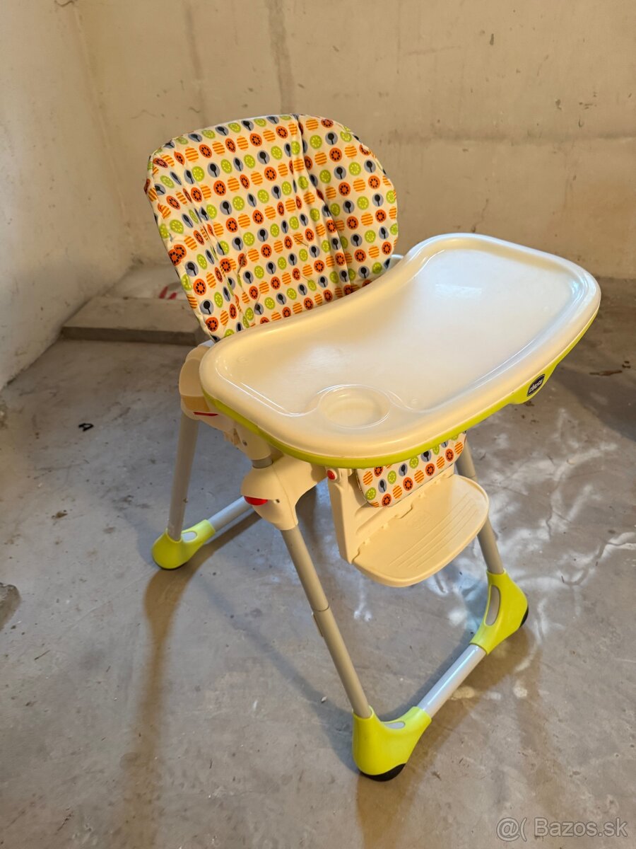 Polohovatelná jedálenska stolička.