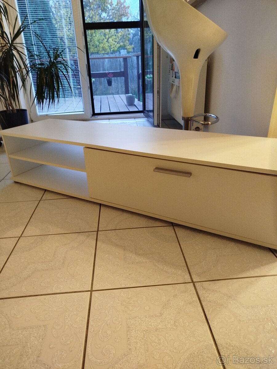 Komoda pod televízor