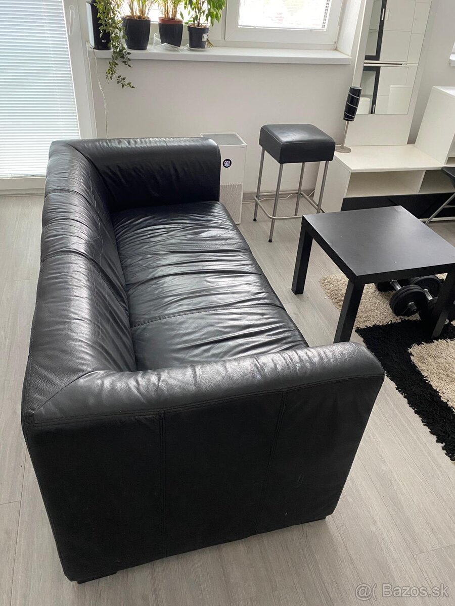 Čierny kožený gauč
