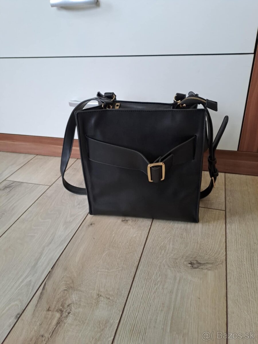 čierna kabelka