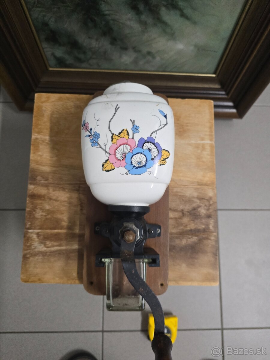 Porcelánový mlyncek nástenny