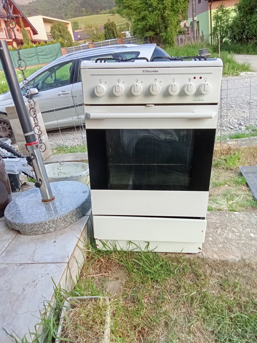 Predám plynový sporák s elektrickou rúrou