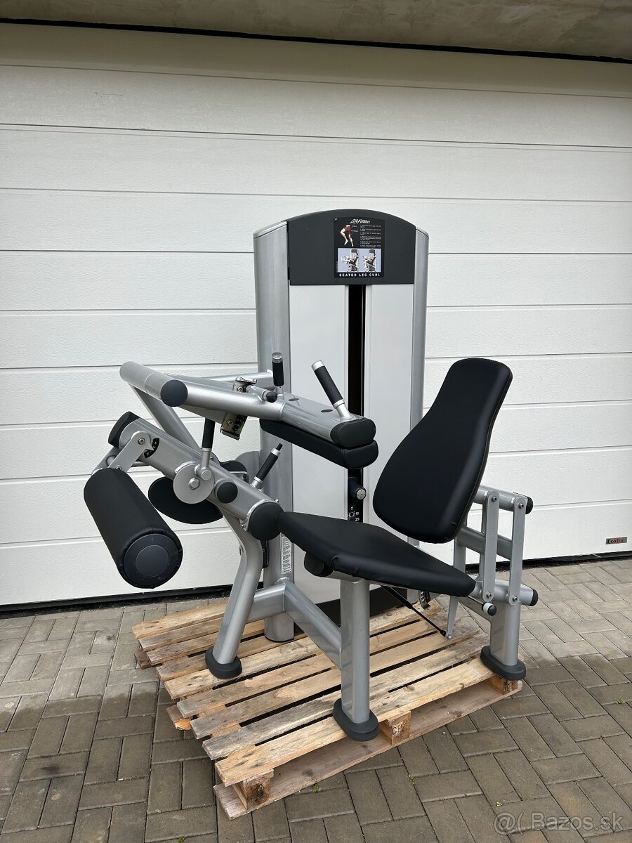 Zakopávanie v sede - Life Fitness Signature Seated Leg Curl