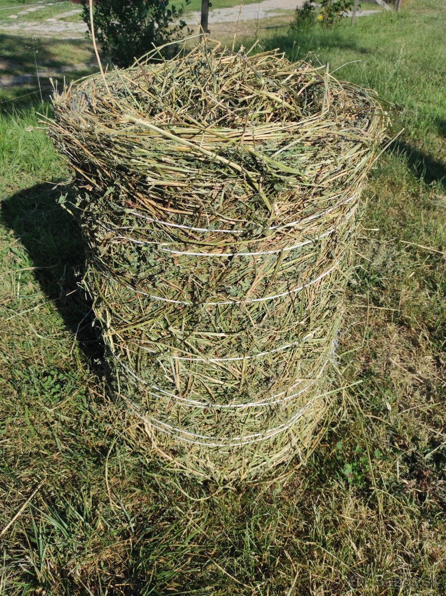 Lucernove seno malé balíky