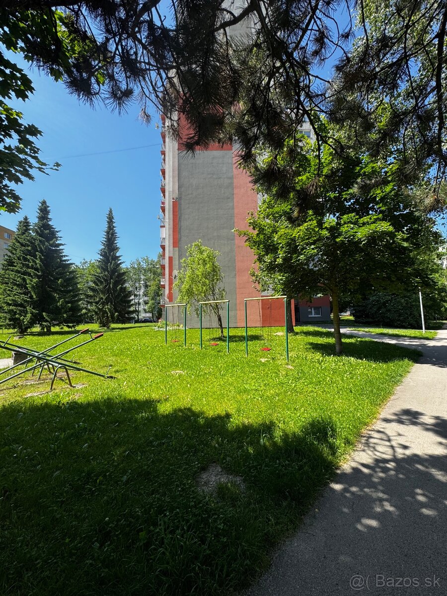 Ponúkam na predaj 3 izb. slnečný byt s balkónom na sídlisku