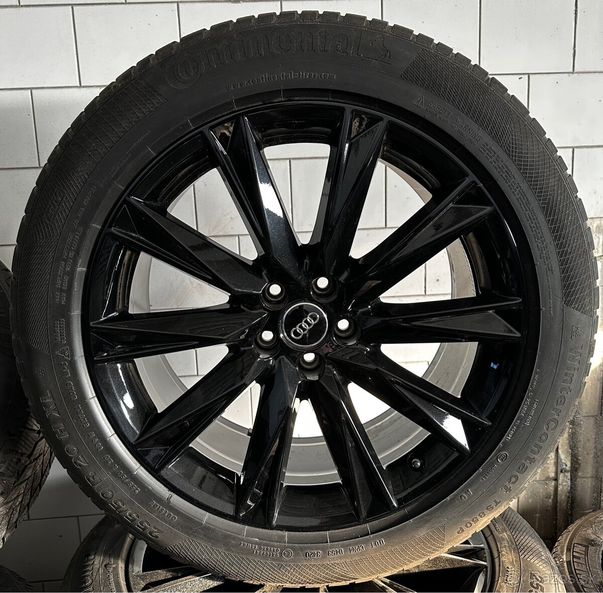 5x112 R20 9J ET38 Audi + 255/50 R20 Continental