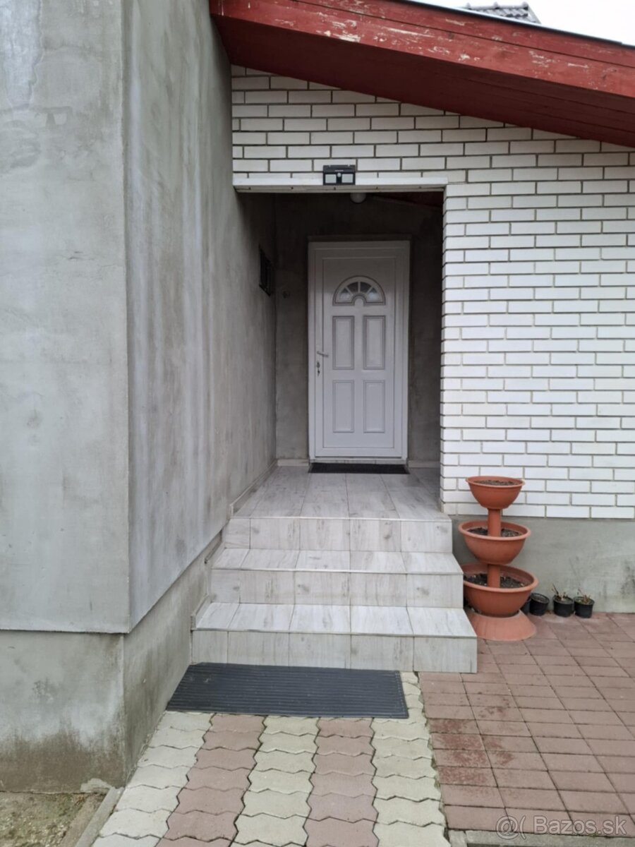 Na predaj zateplený rodinný dom s garážou a altánkom, Encs