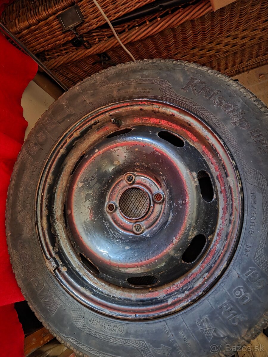 Zimné pneu 195/60 R15 a plechové disky 4x108 R15 6J ET23