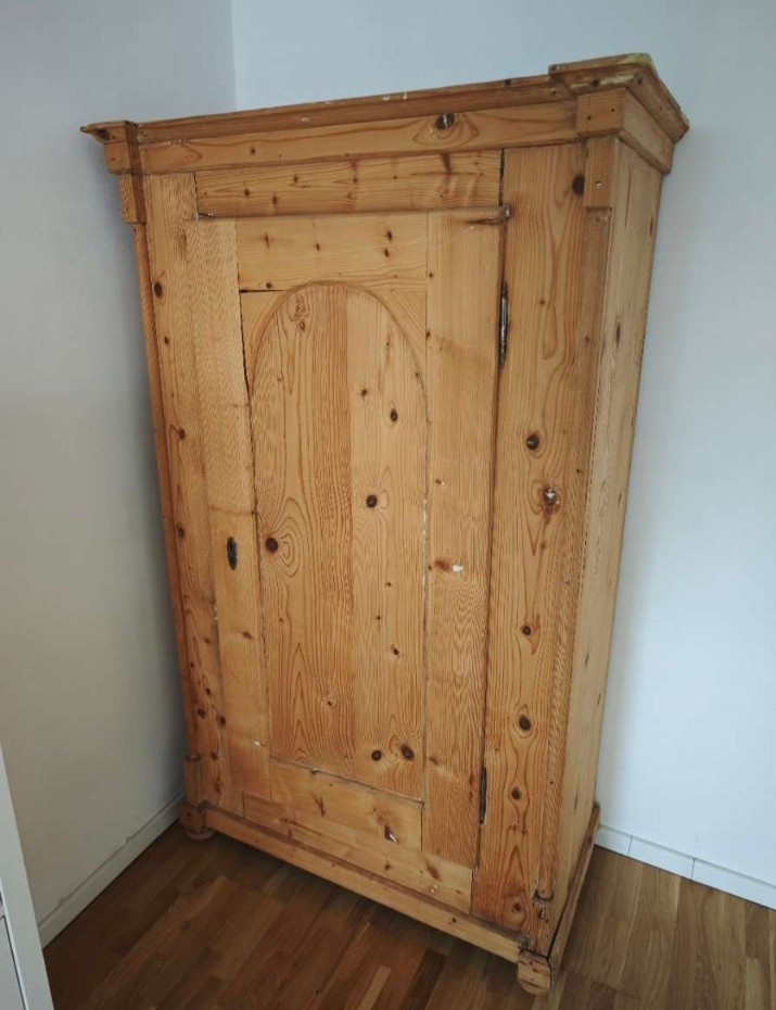 Starožitná skriňa