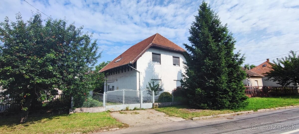 PEKNÝ POSCHODOVÝ RODINNÝ DOM