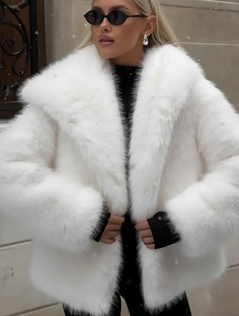 Kožúšok s kapucňou biely