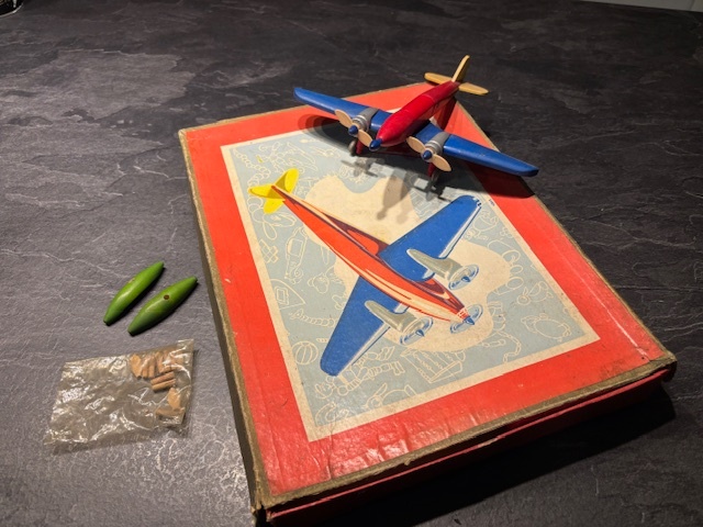 Stará drevená hračka, lietadlo