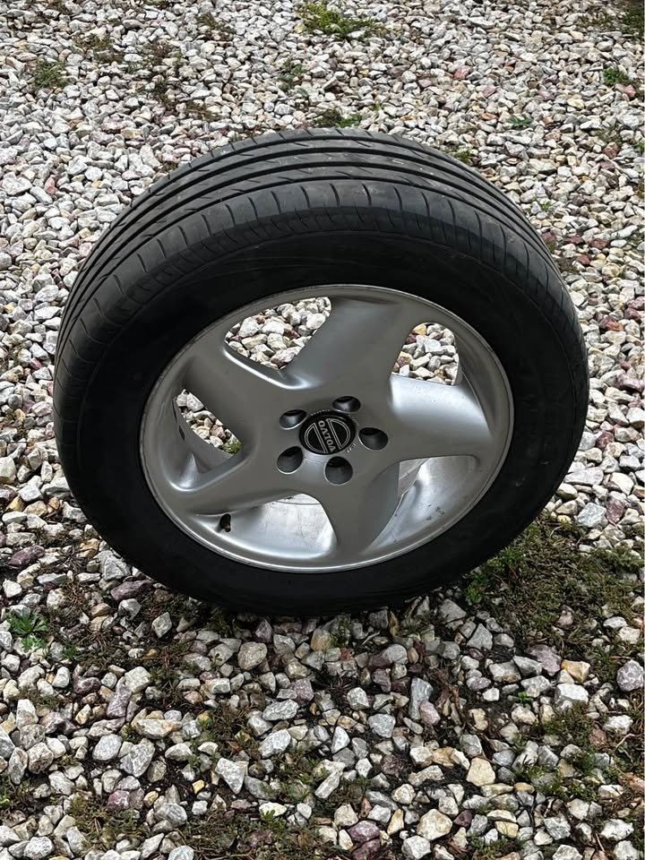 Volvo Columba 5x108 + letné pneu