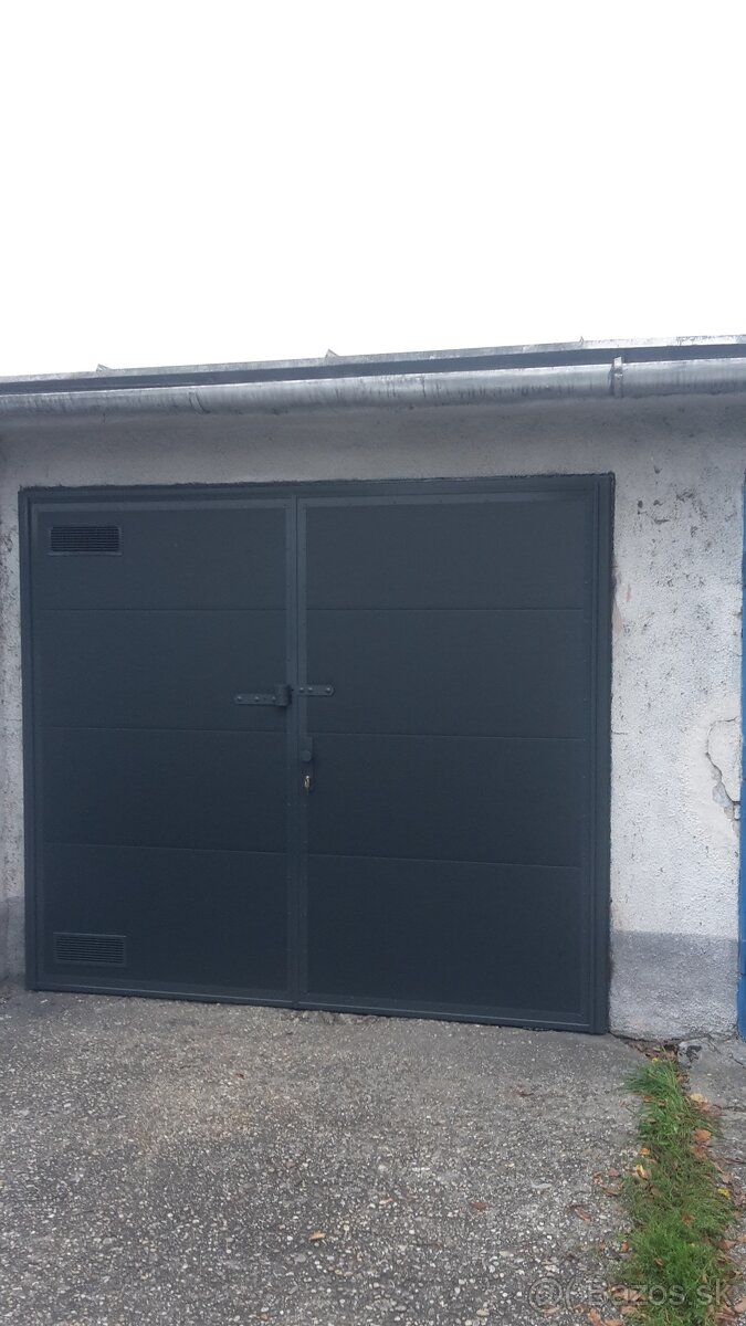 Dvojkrídlová garážová brána