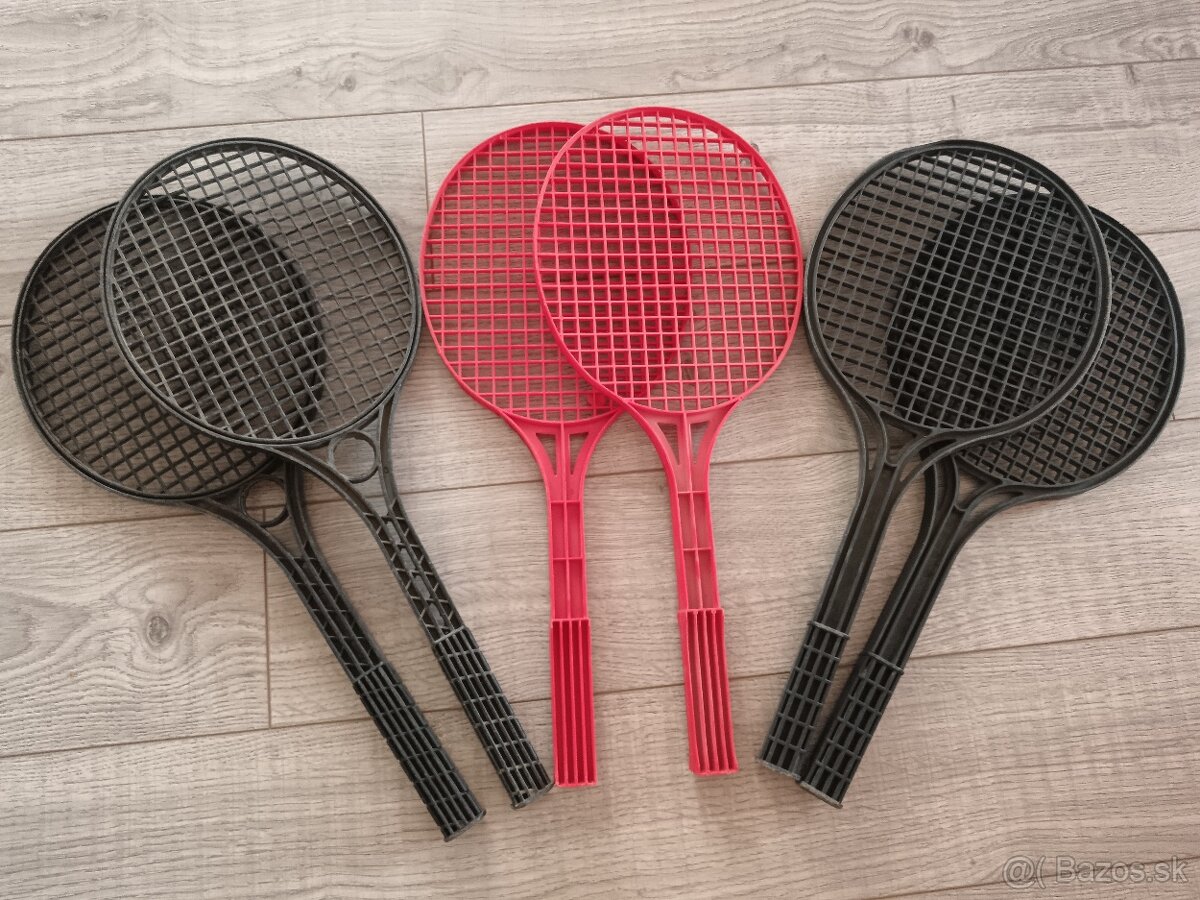 Staršie badmintonové a tenisové rakety