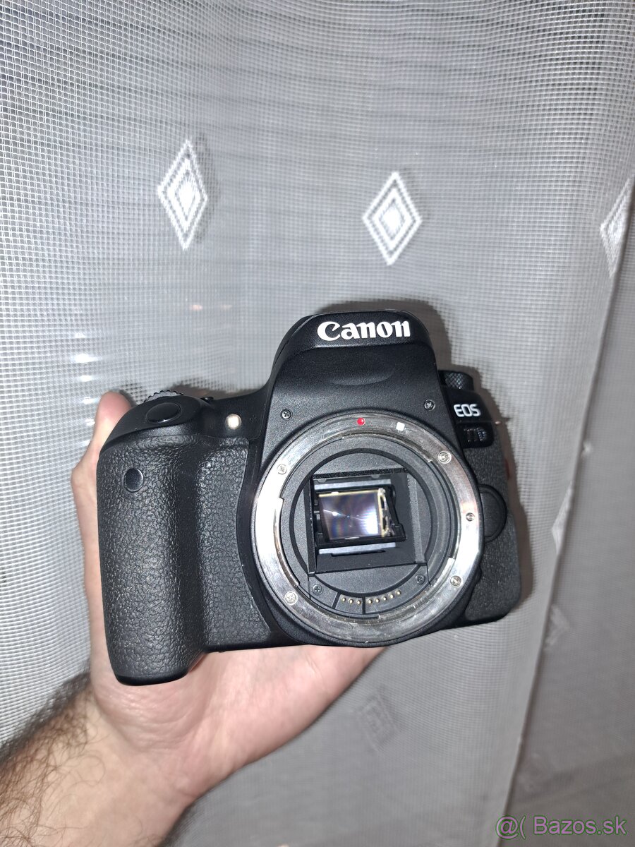 Canon EOS 77D