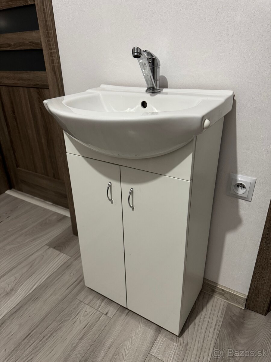 Kúpeľňová skrinka s umývadlom