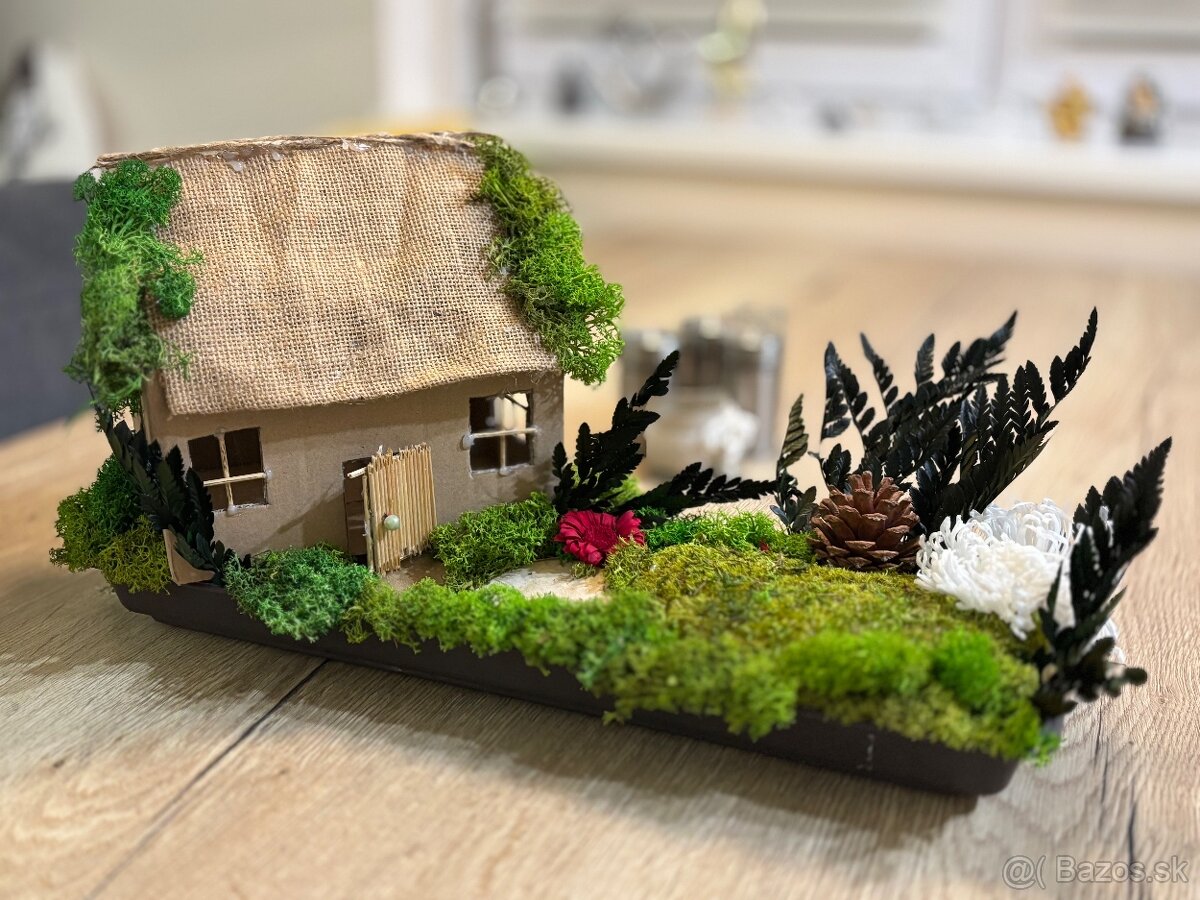 Machová dekorácia miniatúrny domček.