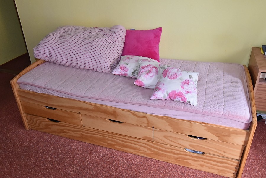 50 € postel s matracom - rozmer 205 cm x 99 cm