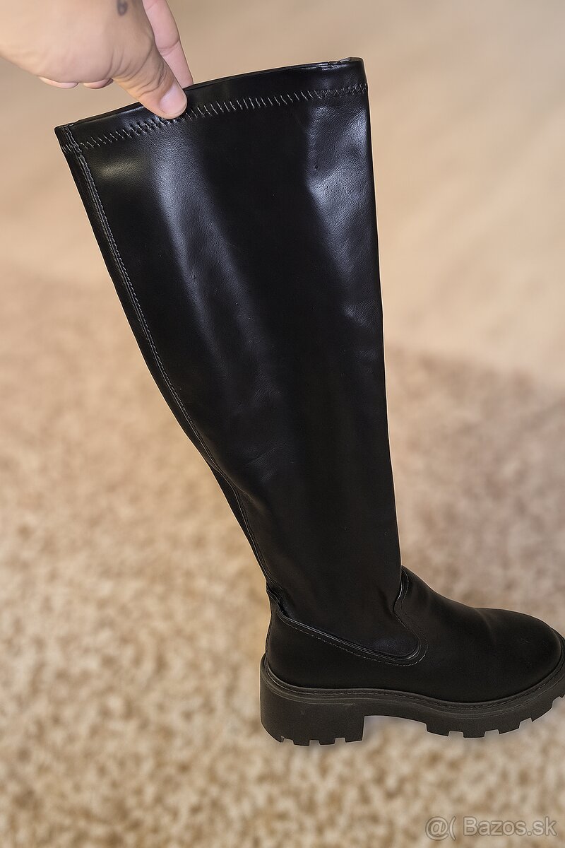 Predám uplne nové čižmy-nesadla  mi veĺkosť