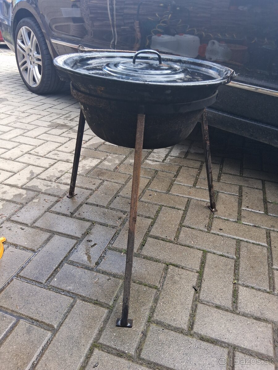 Predam 10litrovy kotlík na guláš kotlík nohy pokrievka