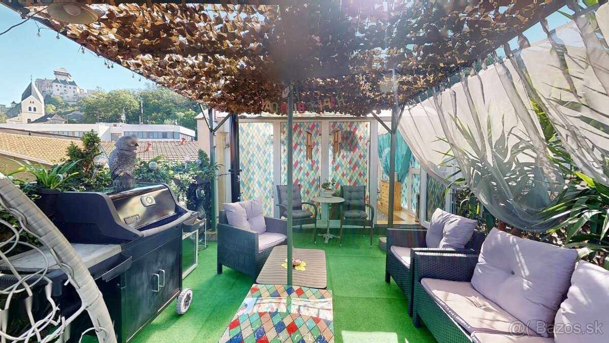 Rodinný dom s výhľadmi na hrad, 3 terasy + 2 polyfunkcie