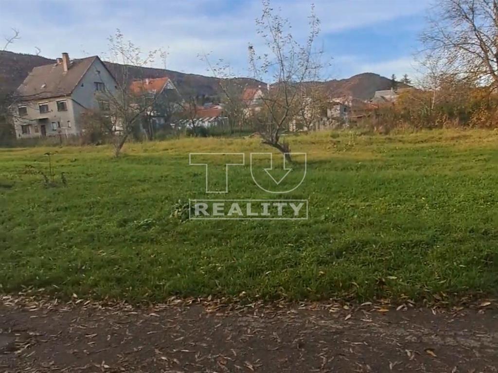 Na Predaj stavebný rovinatý pozemok Liešťany 490 m2