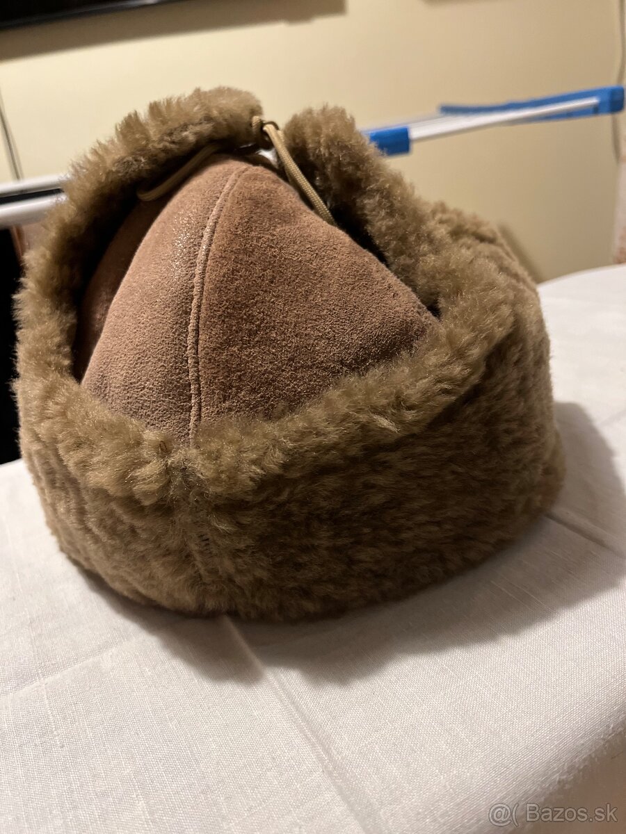 Hnedá kožušinová čiapka