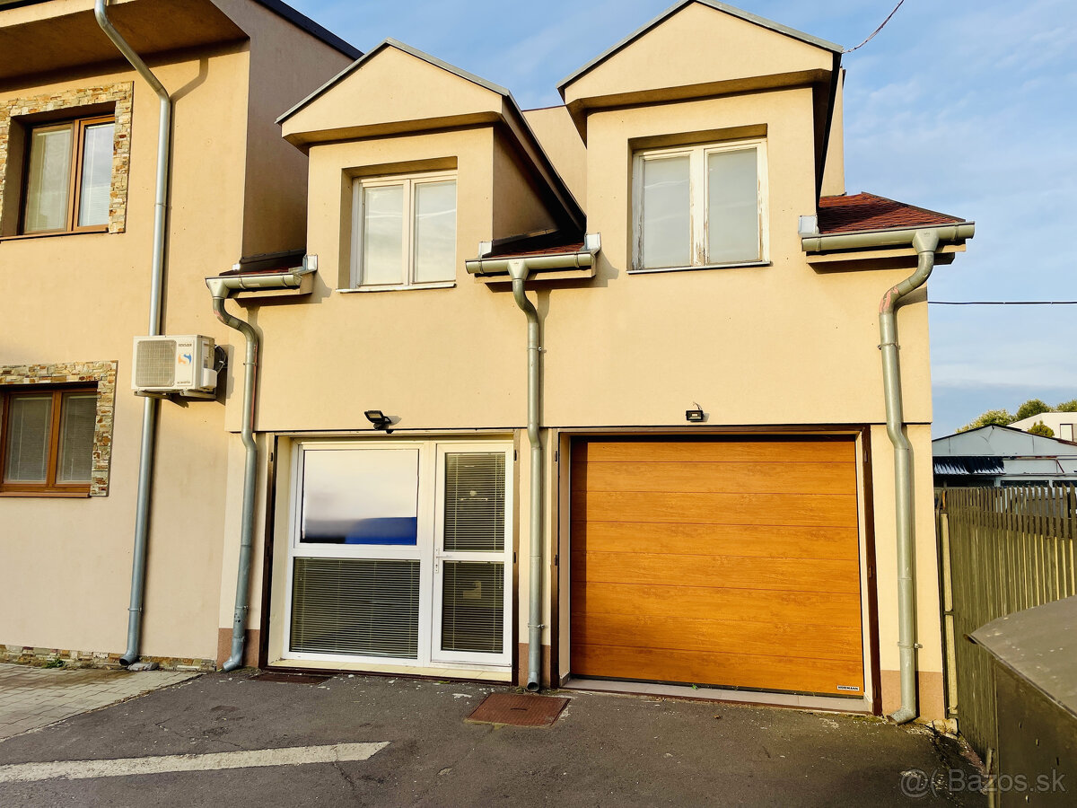 Viacúčelová budova v severnej časti mesta.