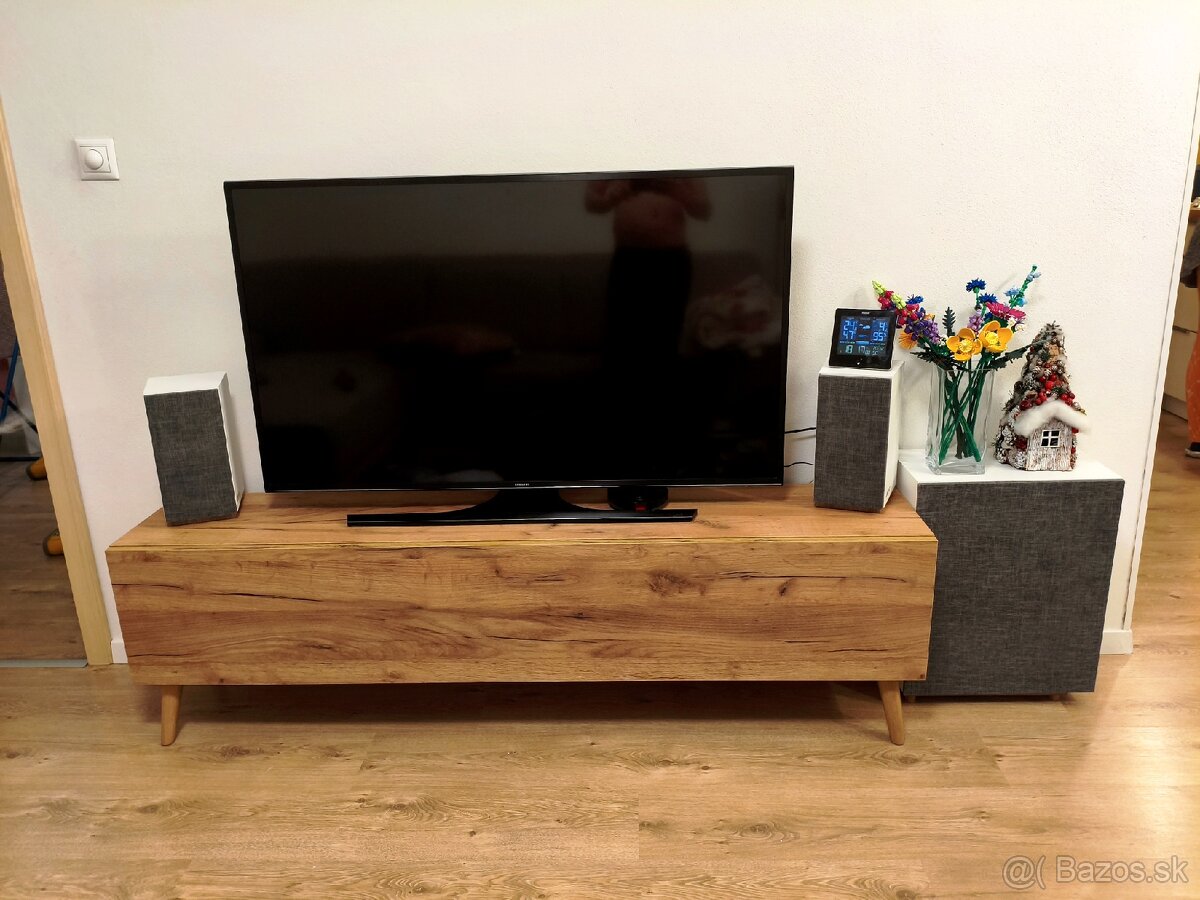 Nová TV skrinka 160cm x 30 cm dub