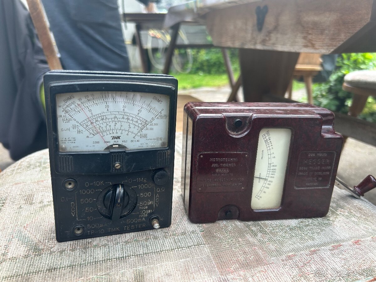 Starý analógový multimeter a megger