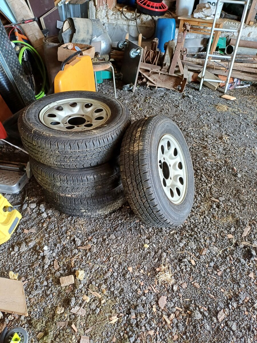Predám letné pneumatiky na Suzuki samurai 205/70 R15